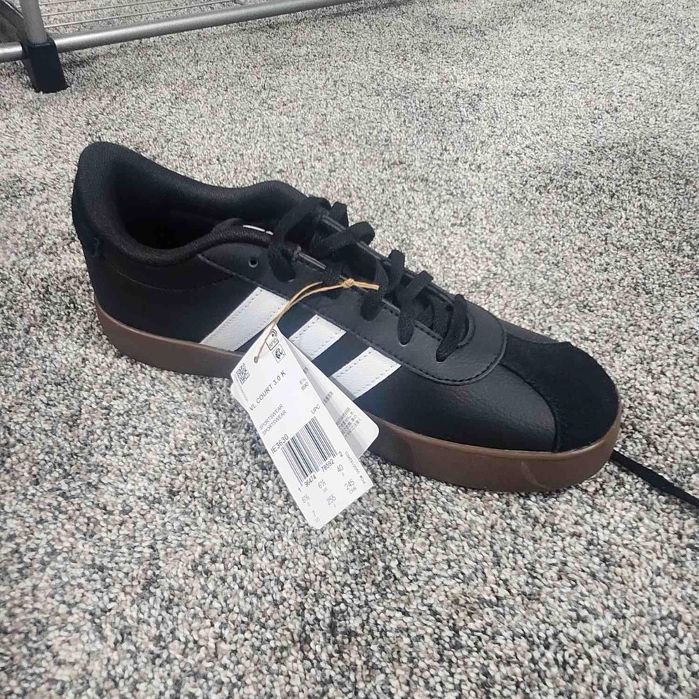 Adidas VL Court 3.0 Black & White Sneakers 
Brown Sole
BRAND NEW W- TAGS & BOX